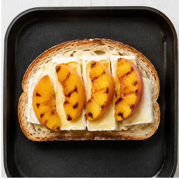 Step 2: Assembling the sandwich with Brie and peaches