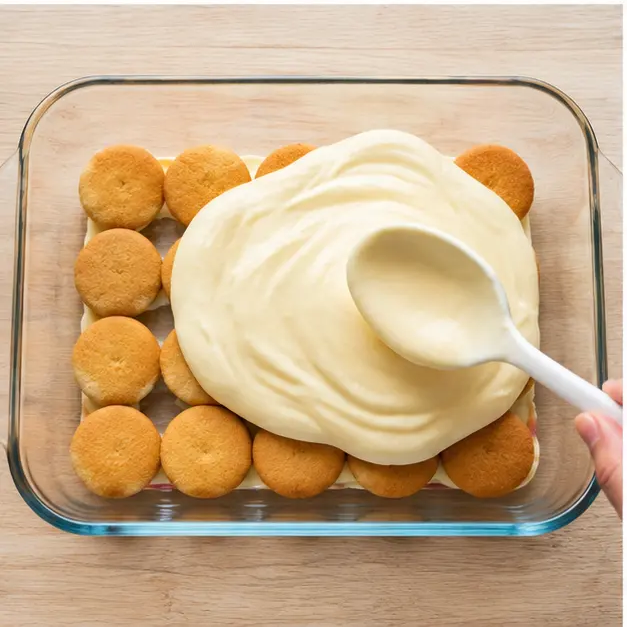 Step 3: Layer the vanilla wafers, filling, and strawberries in the dish.